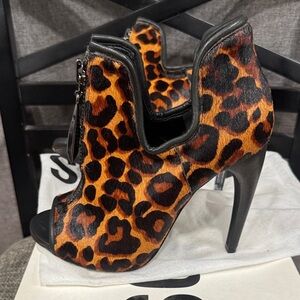 SCHUTZ Natural and Black Stiletto Heels Leopard print & zipper ankle